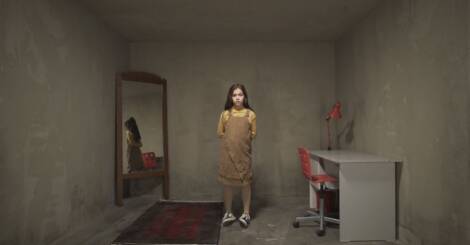 dievča v detskej izbe pri zrkadle