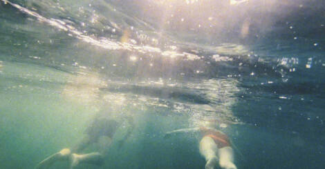 dve plávajúce osoby