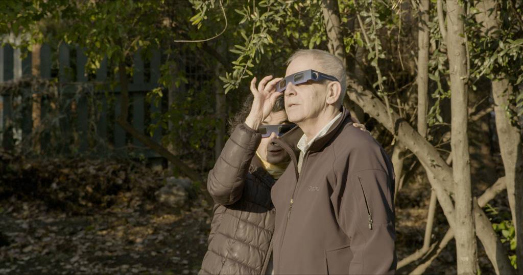 muž s 3D okuliarmi