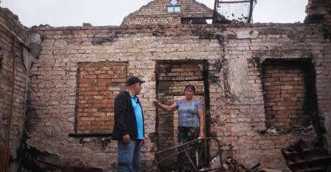 spadnutá budova, muž a žena